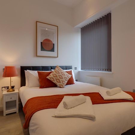 La Casa Suites Slough Esterno foto